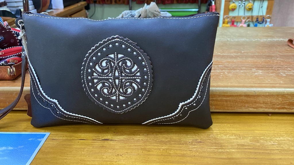 Bolso de mano ovalado