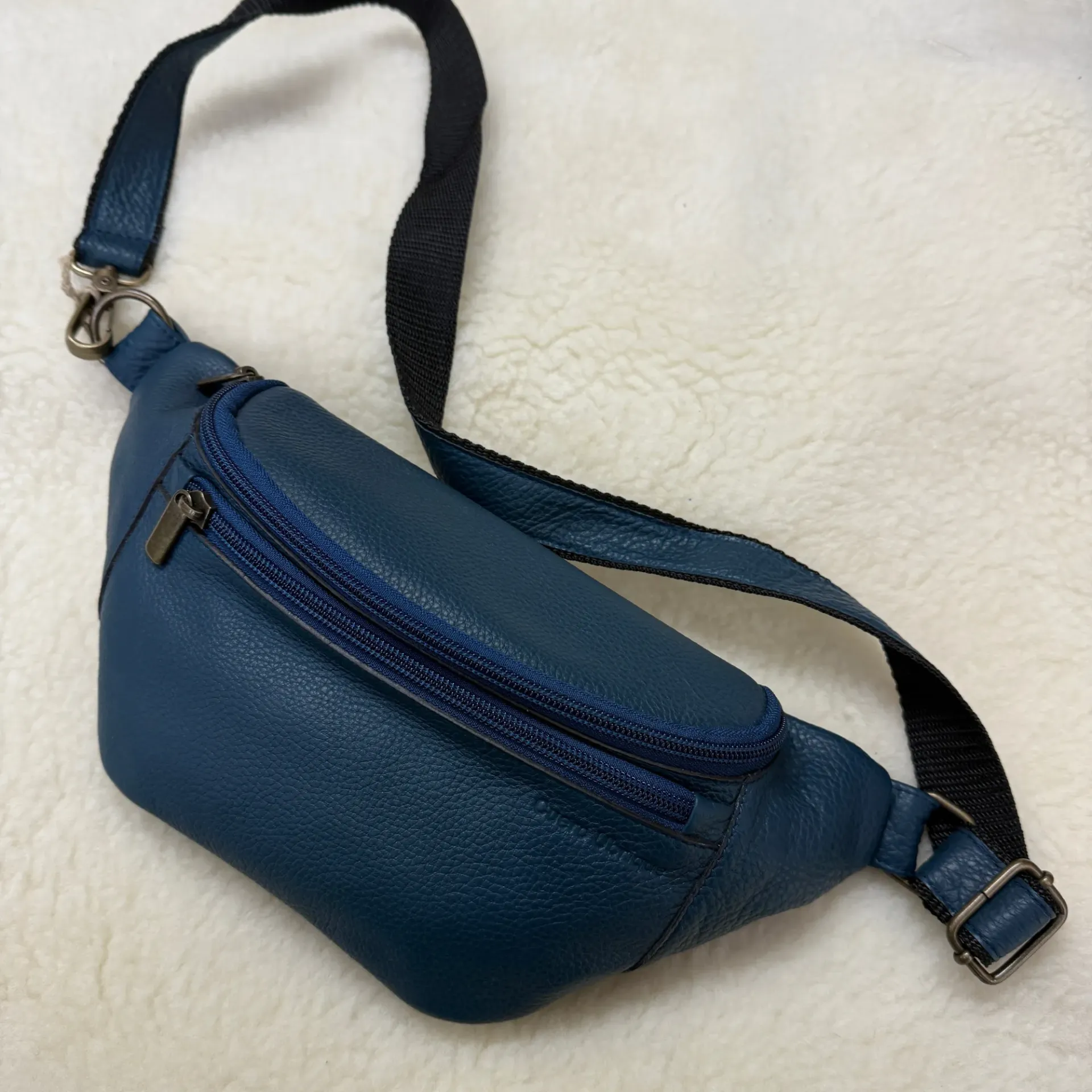 Riñonera de cuero con correa ajustable-Hecha en Ubrique