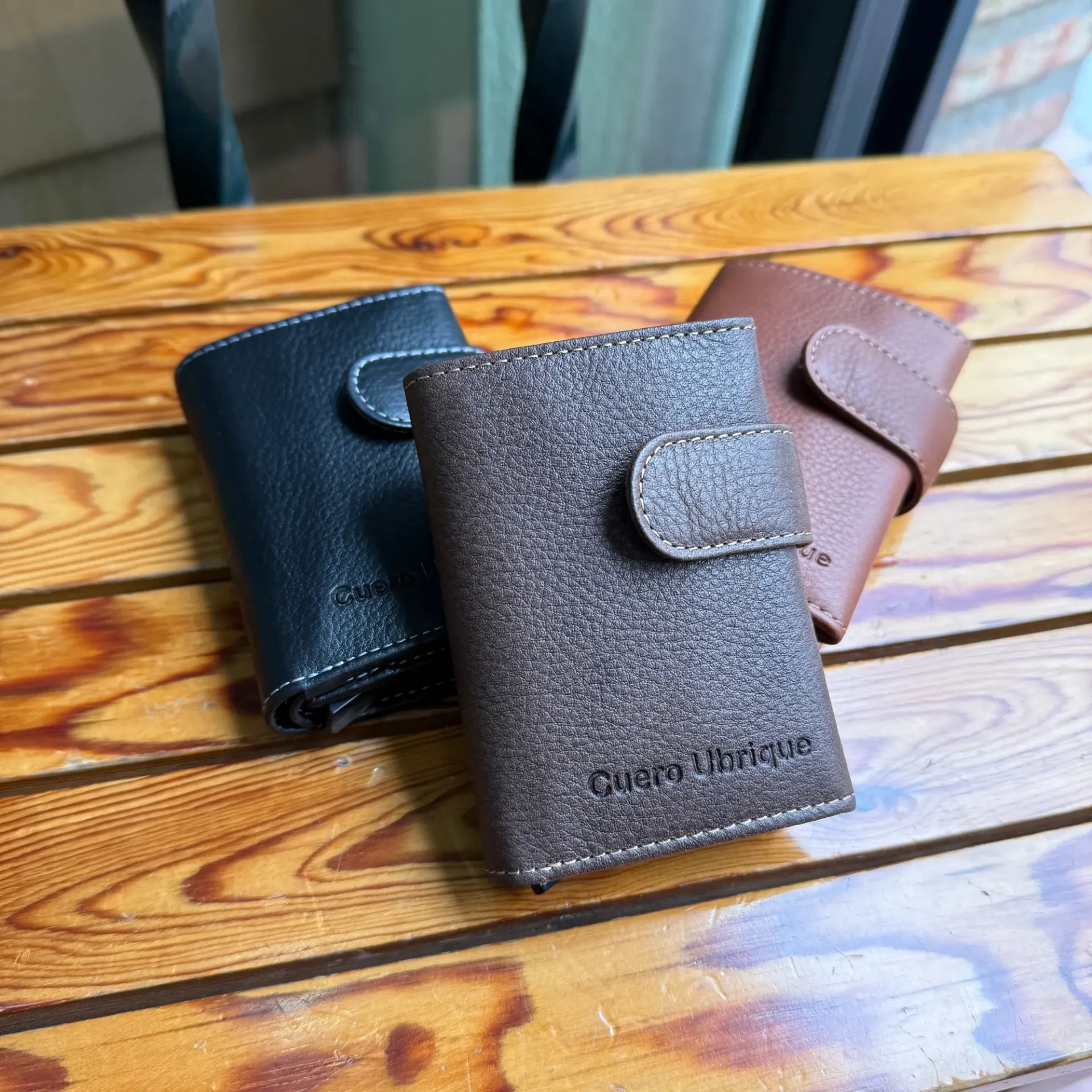 Cartera tarjetero de cuero artesanal-Hecha en Ubrique (Marrón claro)