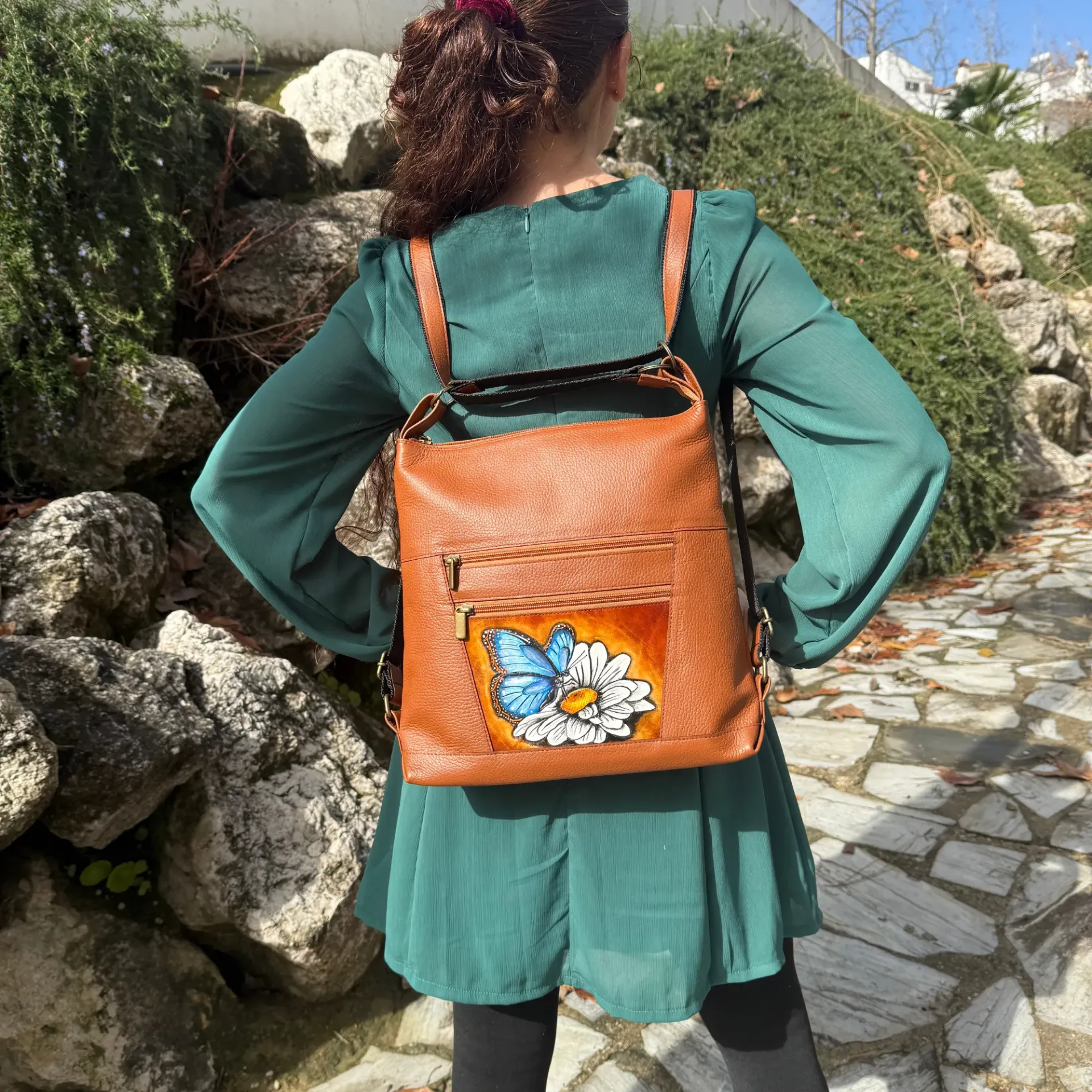 Bolso-Mochila Artesana de Cuero con Repujado Artístico