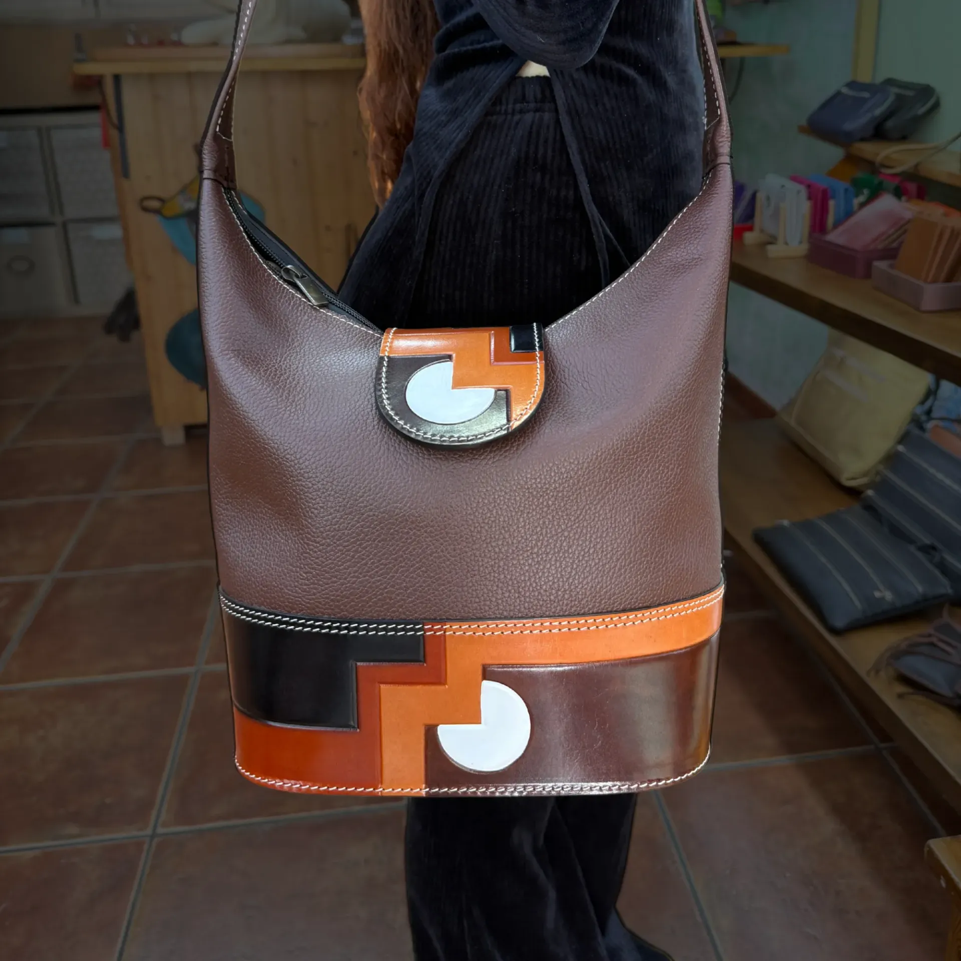 Bolso de cuero repujado artesanal – Hecho en Ubrique con base estructurada