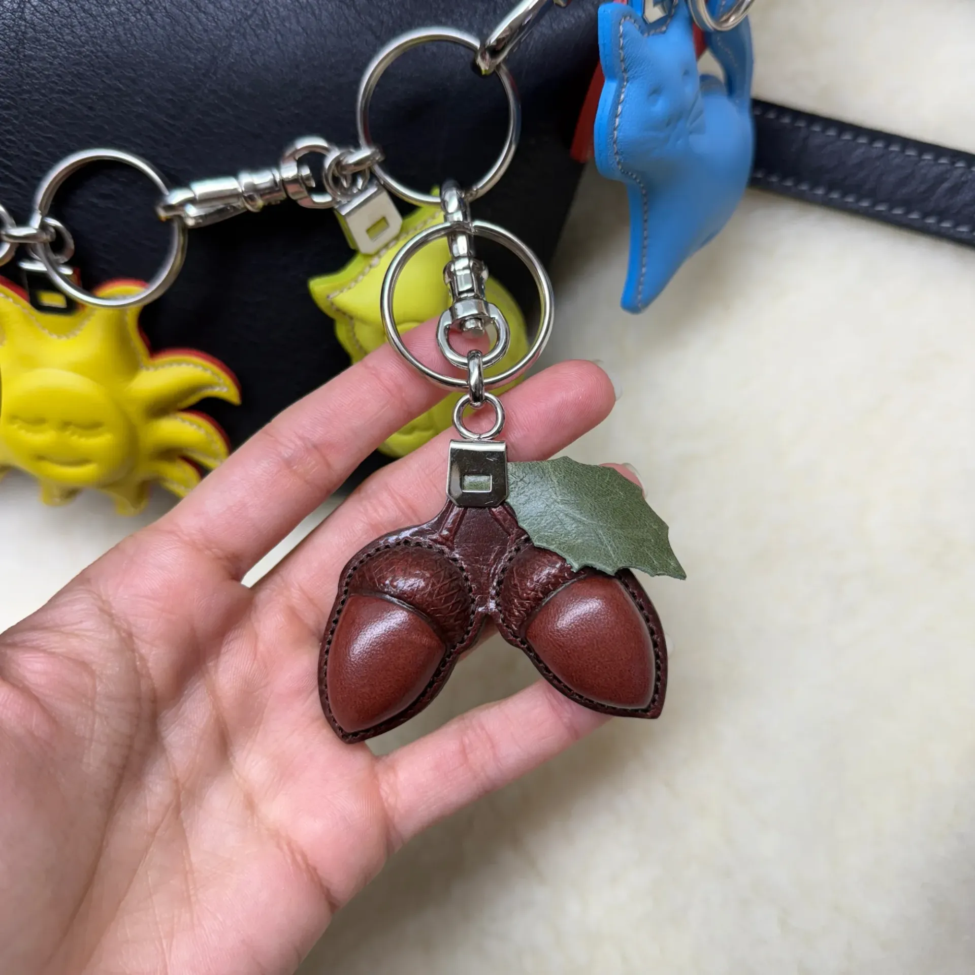 Charms & Llaveros de Cuero Artesanal – Colección Ubrique (bellota)