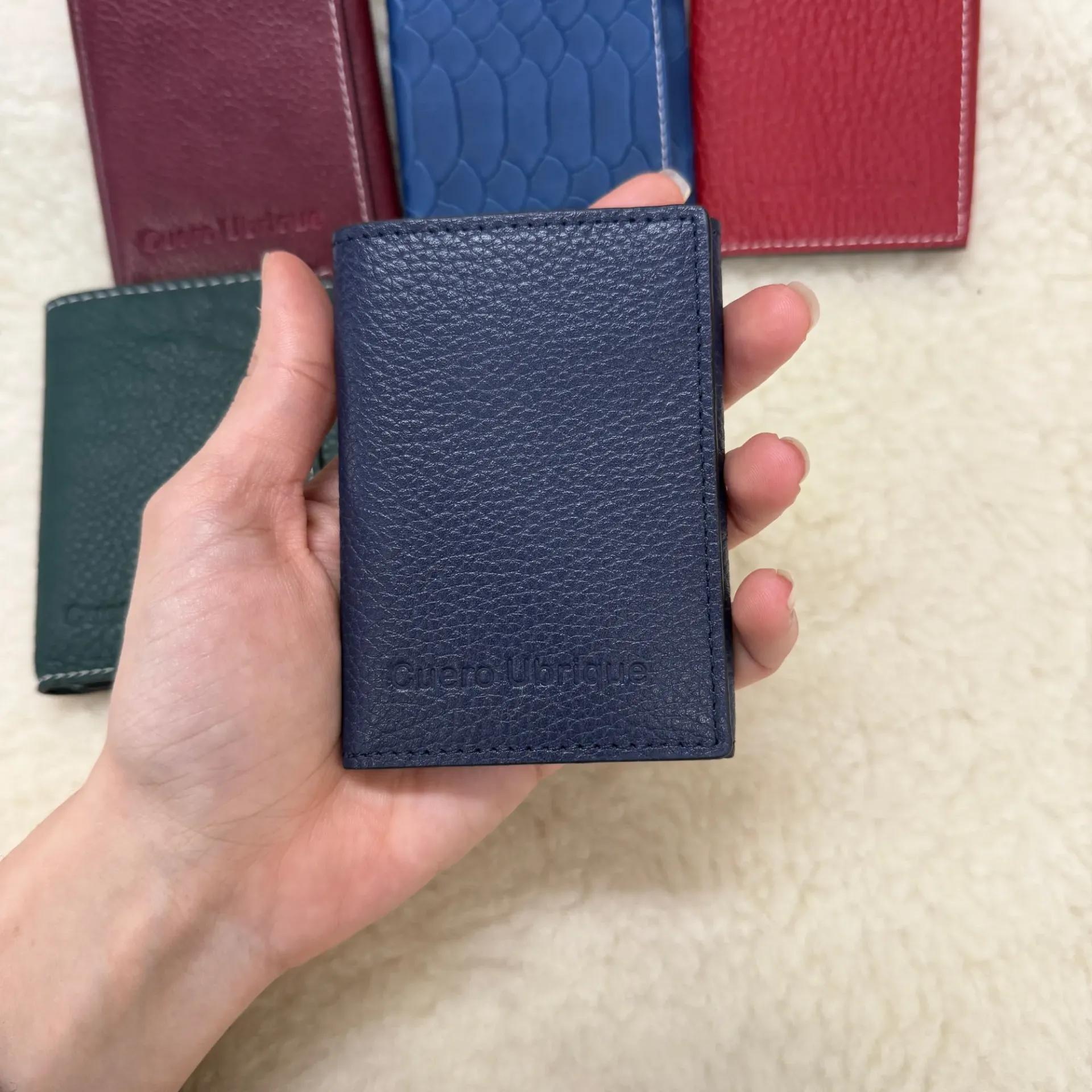 Cartera tarjetero de cuero vacuno – Hecha a mano en Ubrique, España (azul oscuro)
