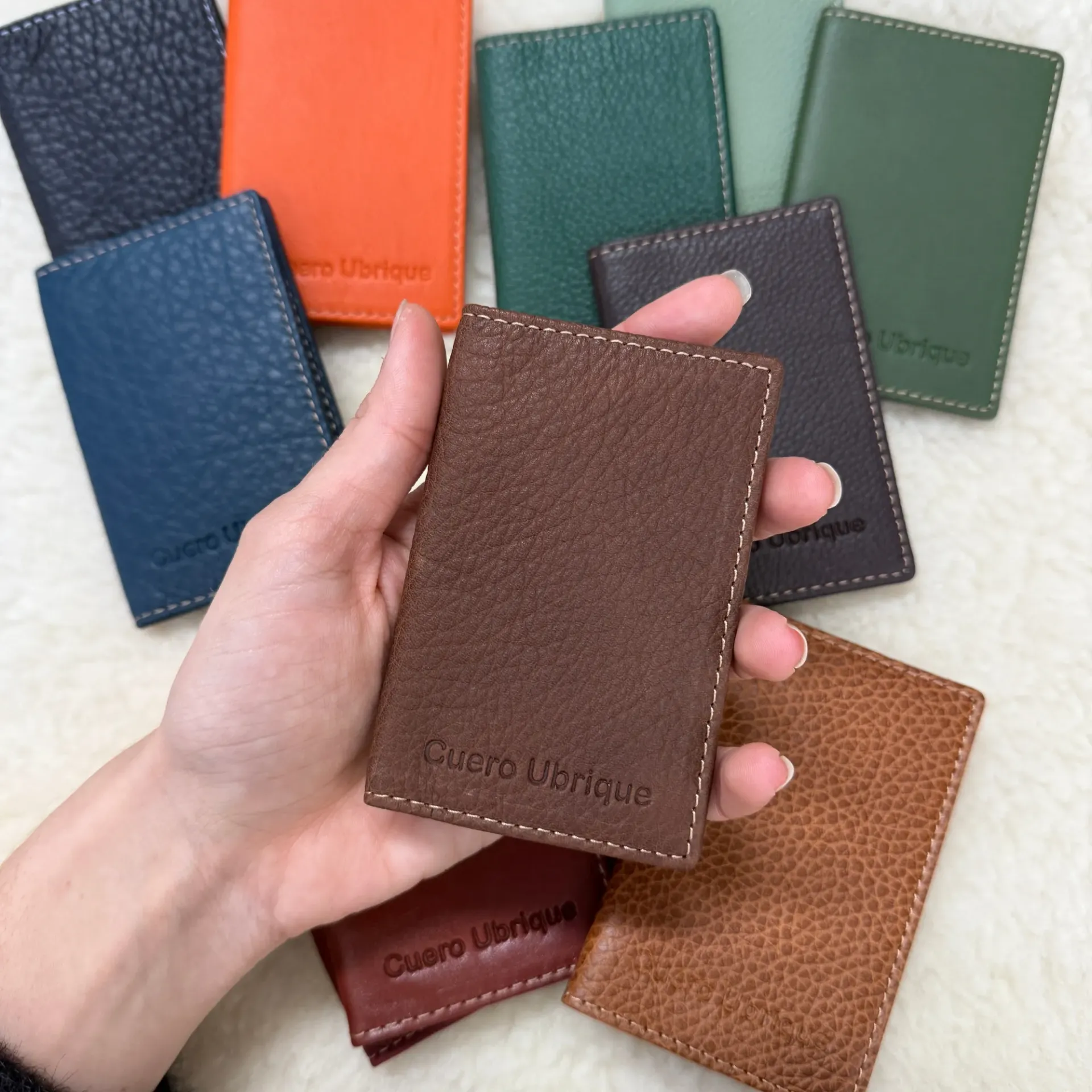 Tarjetero vertical de cuero tipo libreta – Hecho a mano en Ubrique (Marron chocolate)