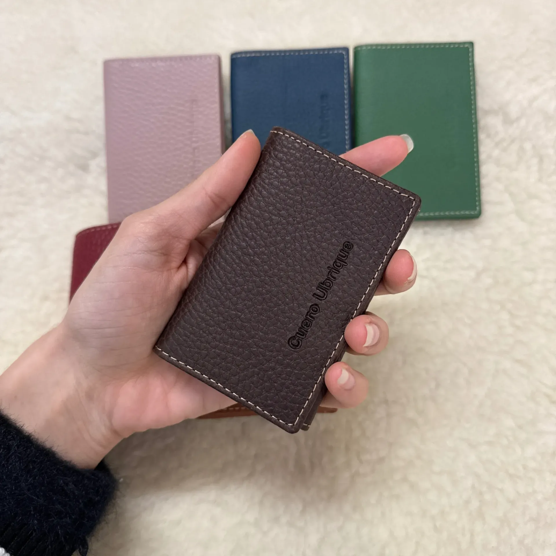 Cartera vertical de cuero con portadocumentos – Hecha en Ubrique (Marron chocolate)