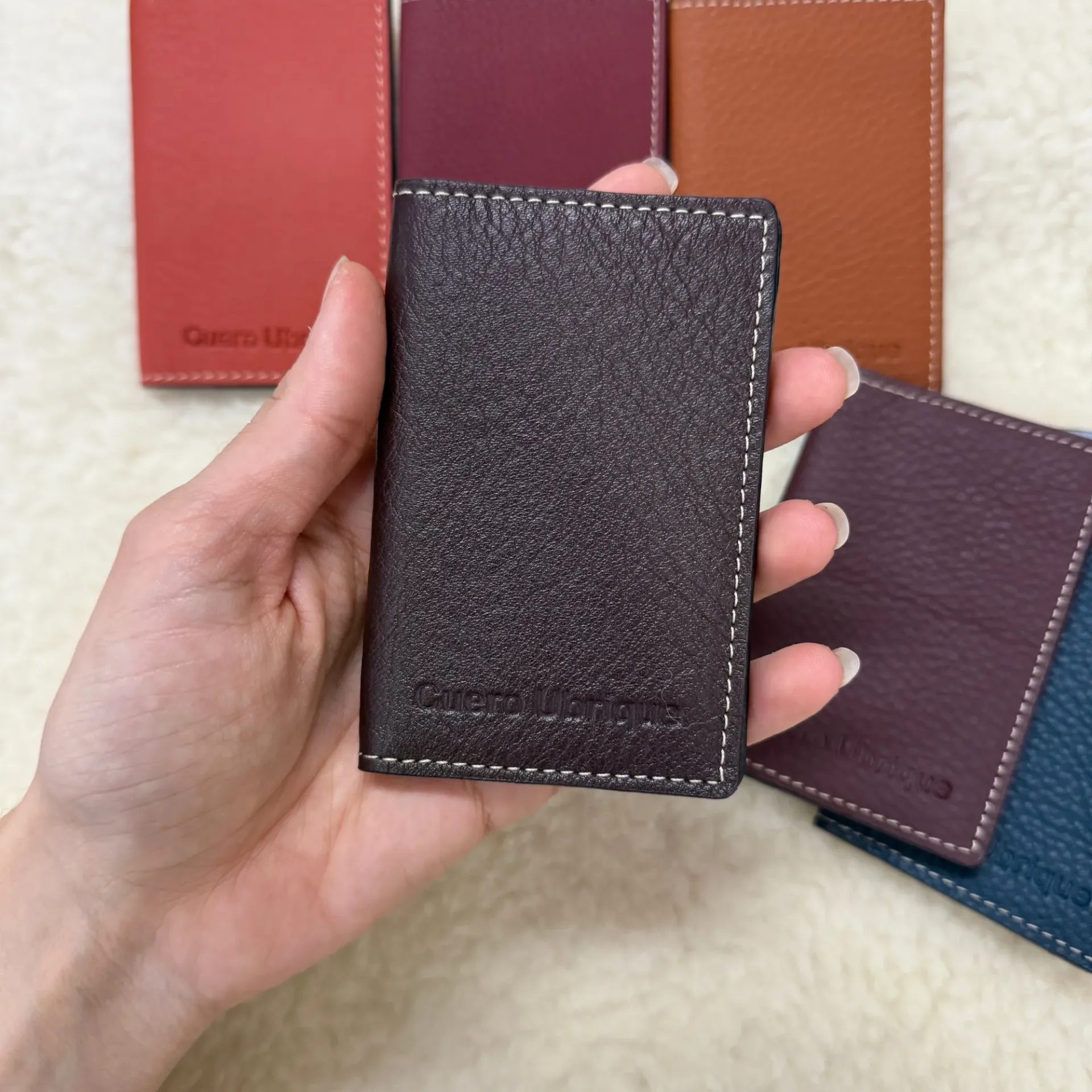 Portadocumentos pequeño de cuero artesanal – Tarjetero vertical Ubrique, España (Marron chocolate)