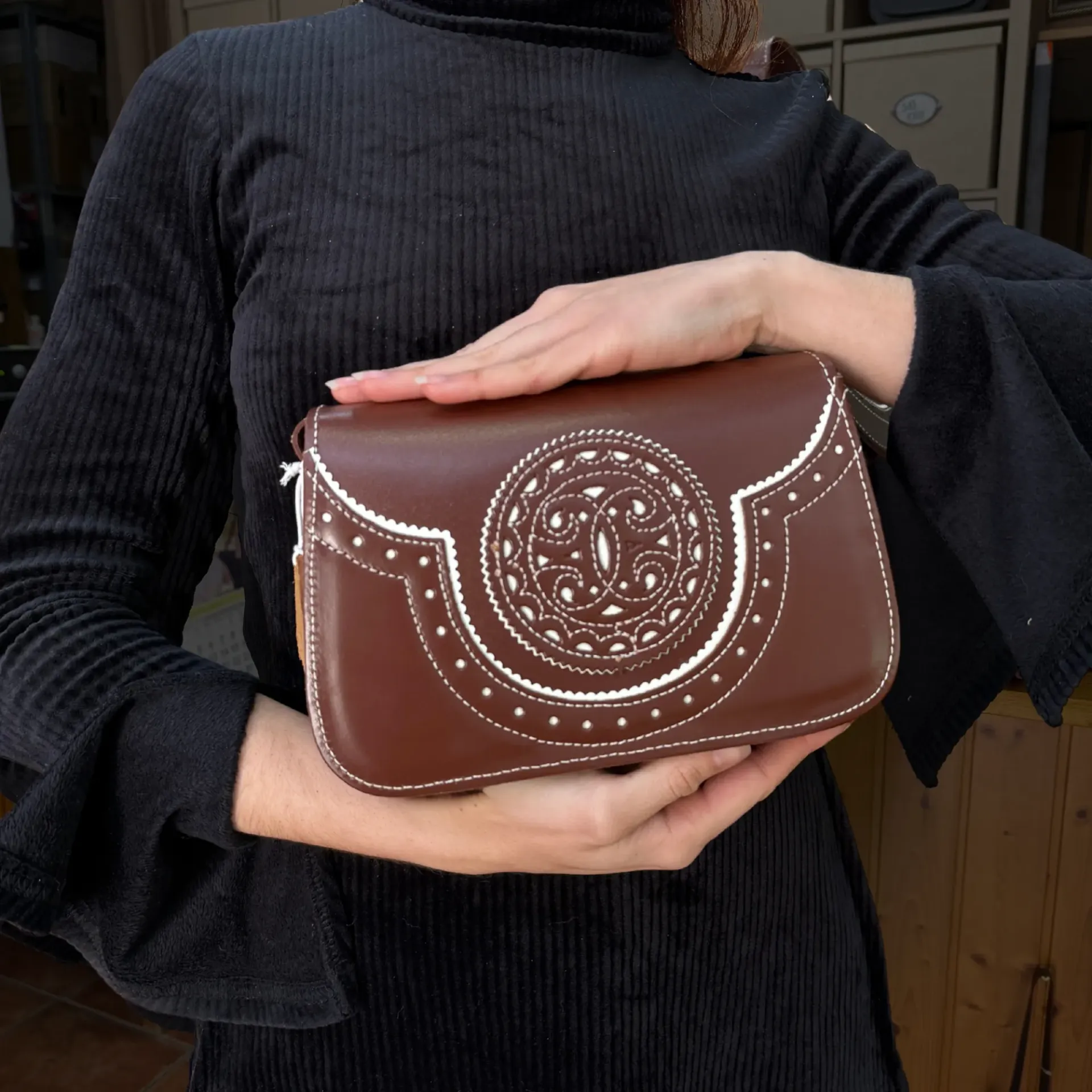 Bolso pequeño de cuero repujado con asa regulable – Hecho en Ubrique (Marron chocolate)