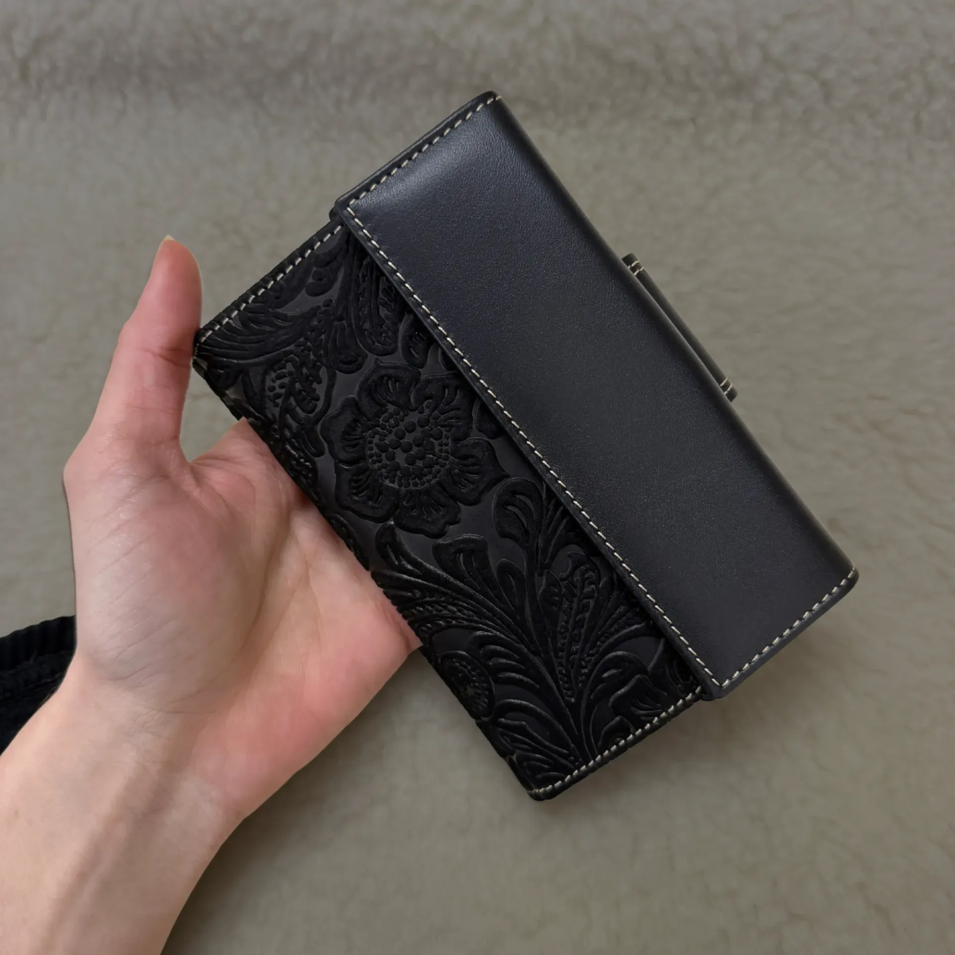 Cartera de Cuero Repujado con Monedero Interior y Tarjetero-Negro