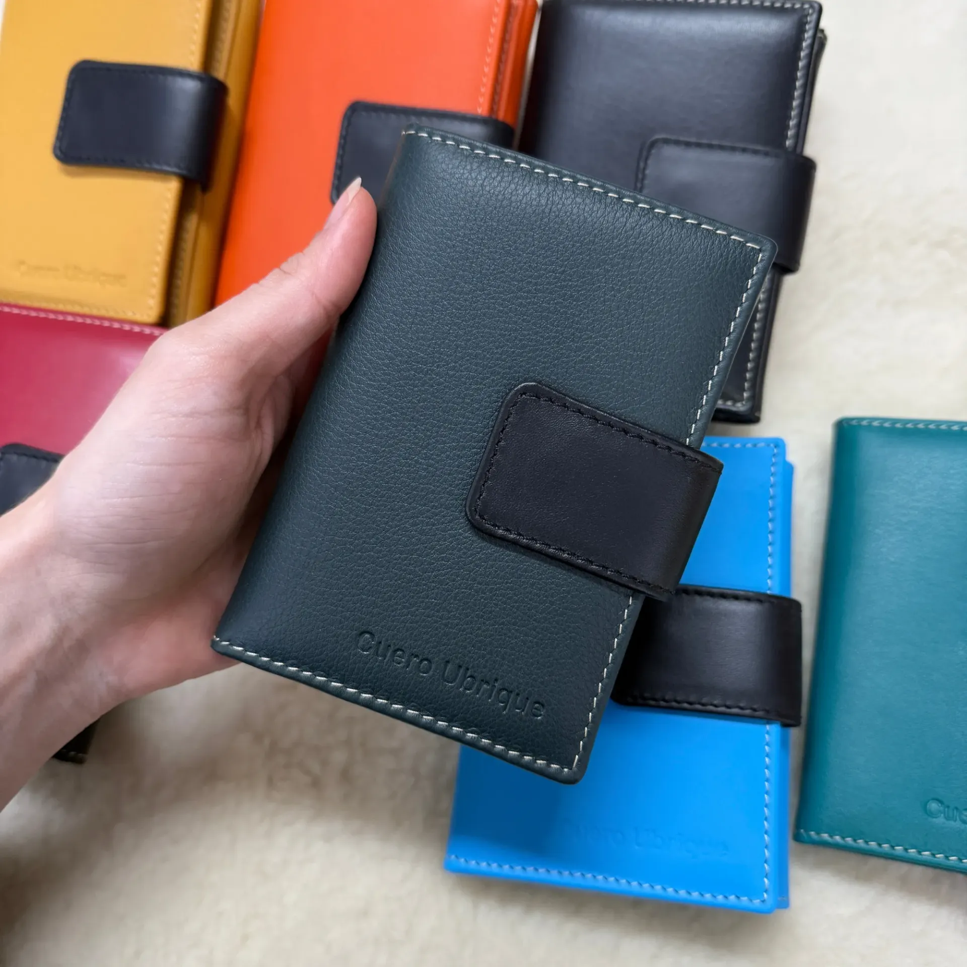 Cartera Mediana de Cuero con Monedero y Tarjetero – Diseño Bicolor (verde oscuro)