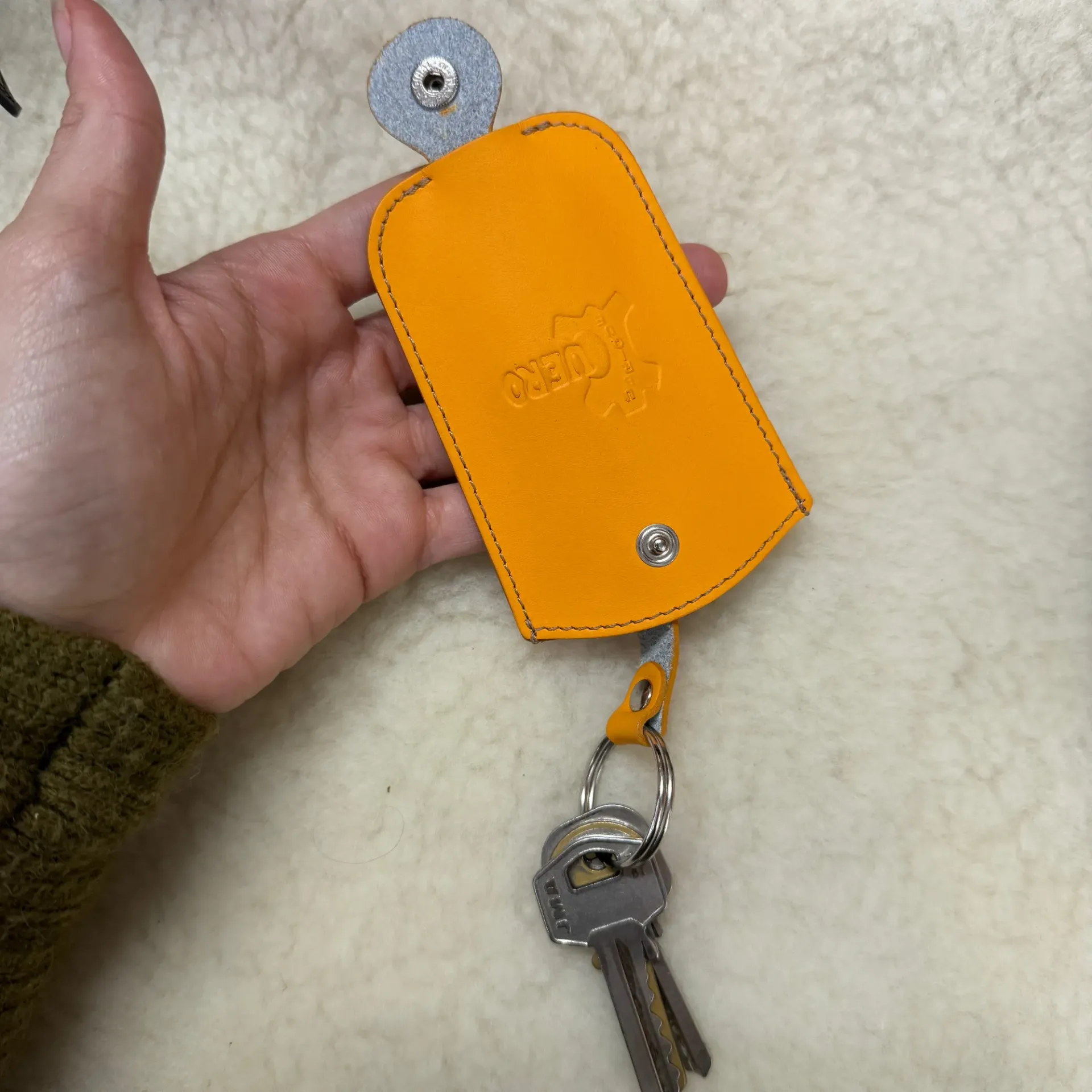 Llavero Organizador de Cuero – Funda Porta Llaves Compacta (Amarillo)