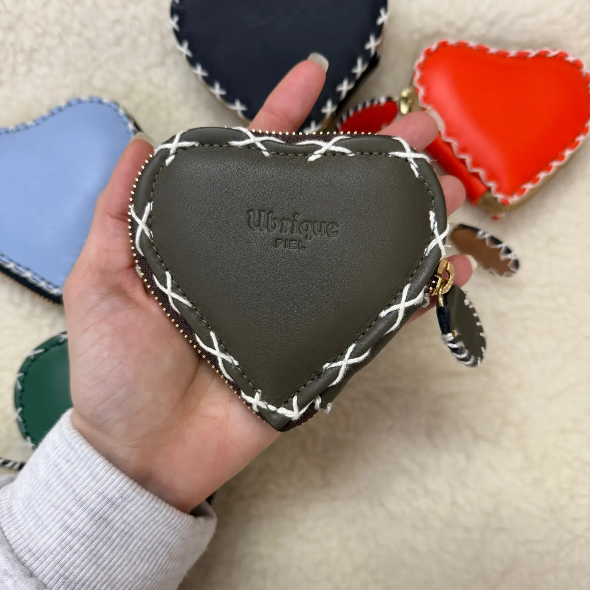 Monedero de Cuero en Forma de Corazón – Artesanía de Ubrique (Marron chocolate)