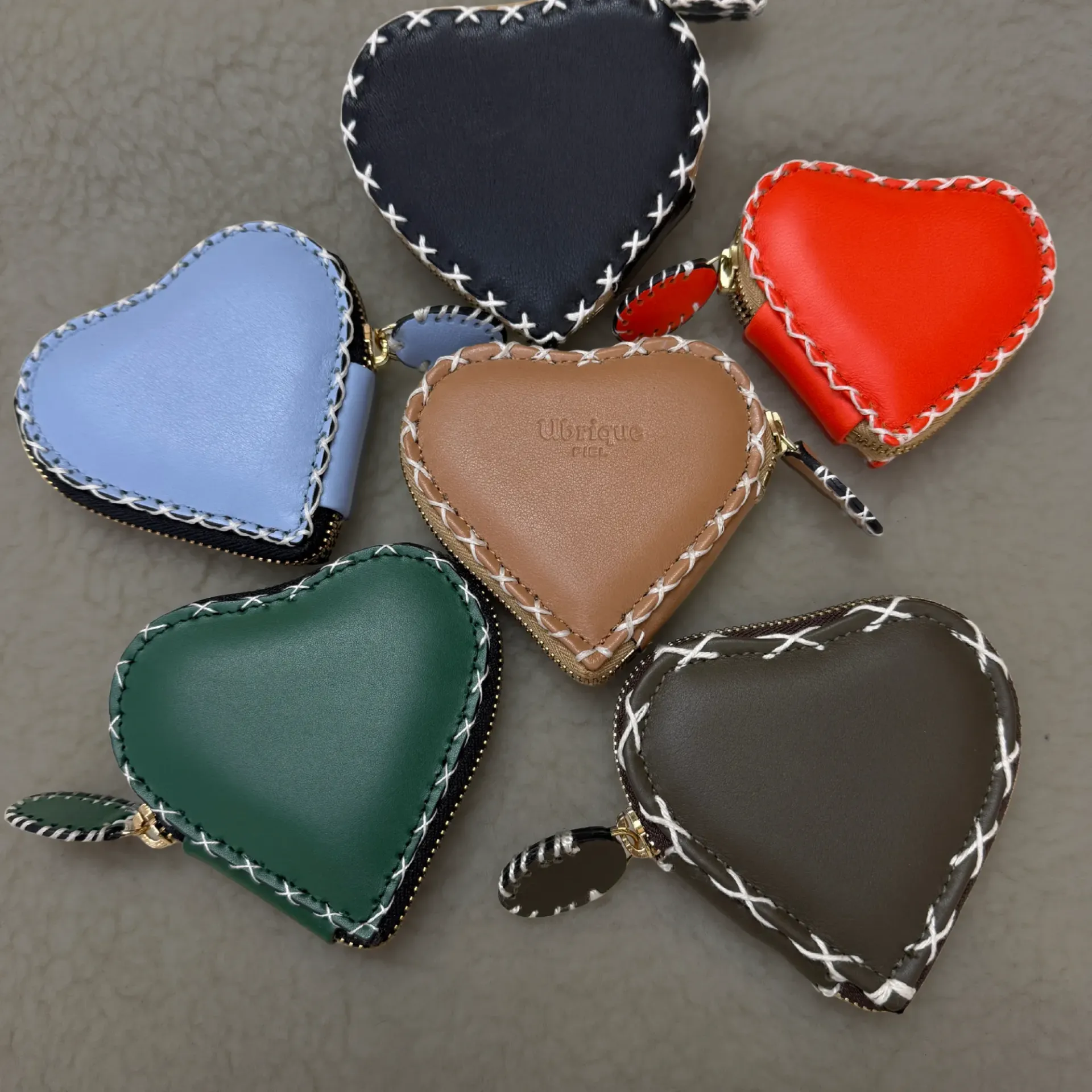 Monedero de Cuero en Forma de Corazón – Artesanía de Ubrique