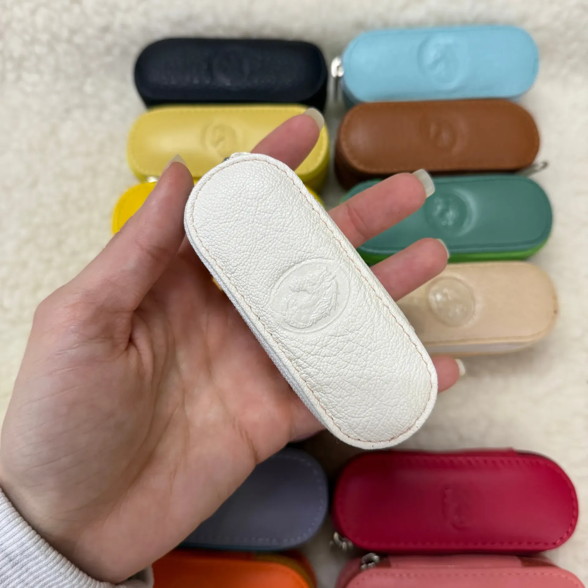 Porta Labial de Cuero con Cremallera y Espejo – Hecho a Mano en Ubrique (Blanco)