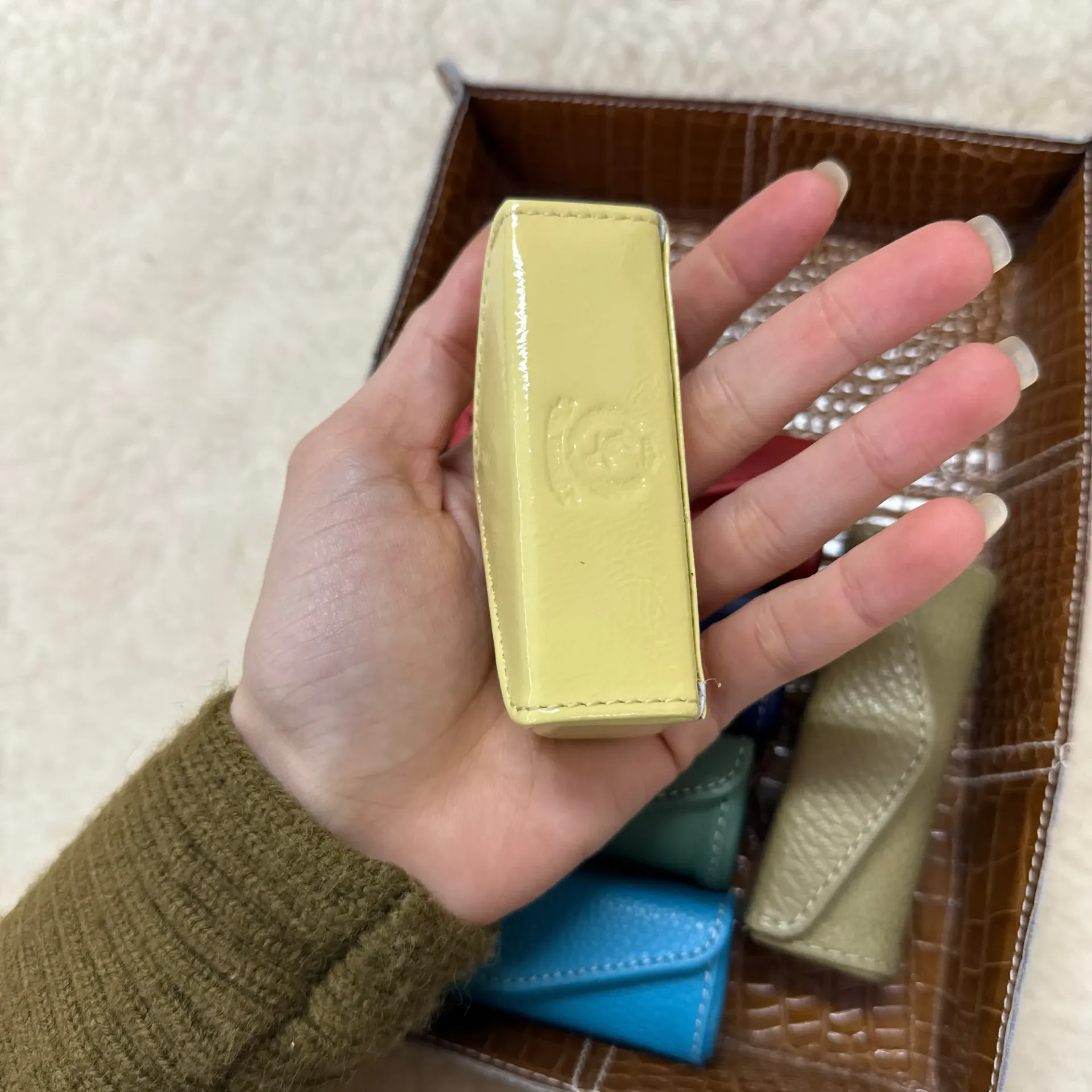 Porta Labial de Cuero con Broche y Espejo – Hecho a Mano en Ubrique (Amarillo)
