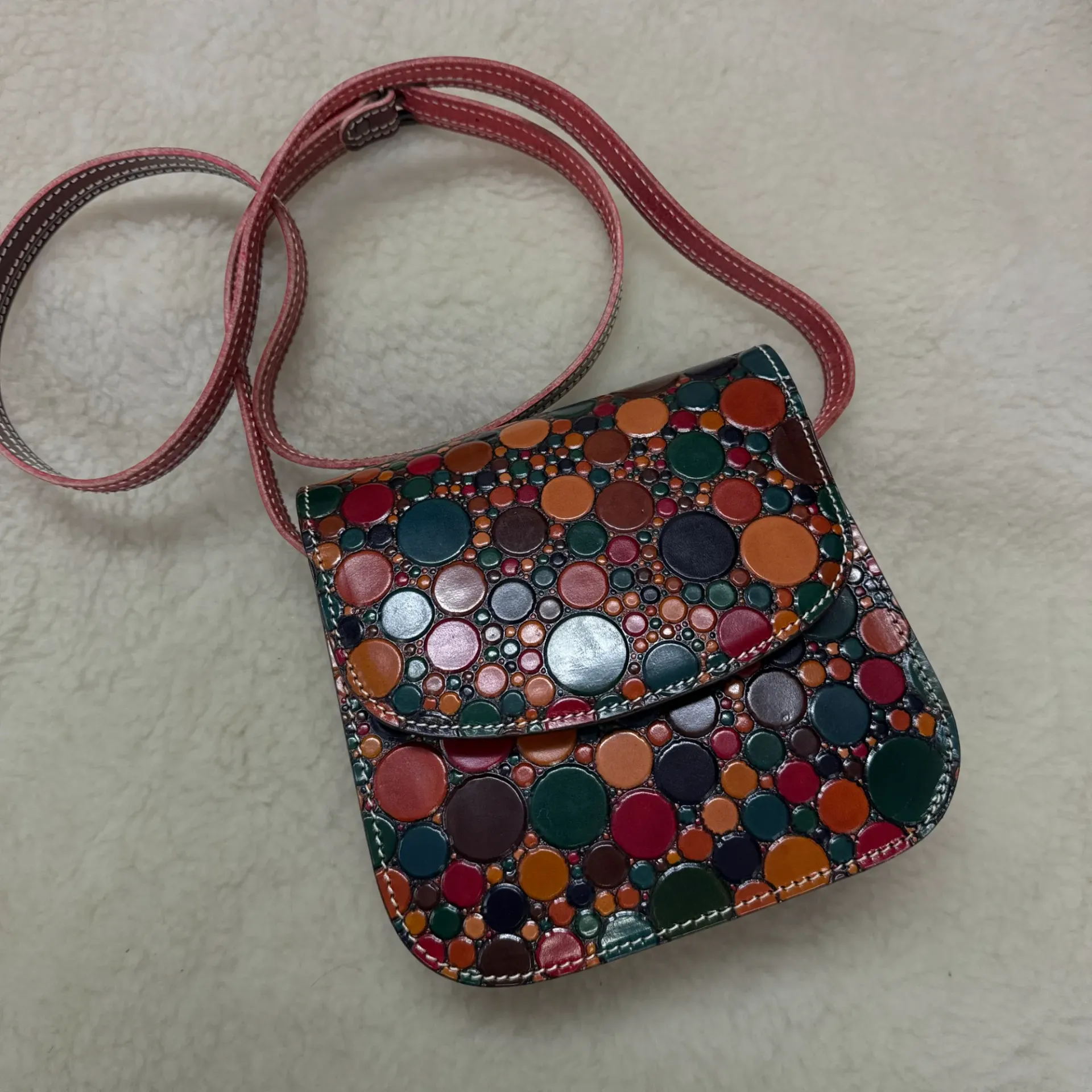 Bolso Bandolera de Cuero Repujado Multicolor – Artesanía de Ubrique