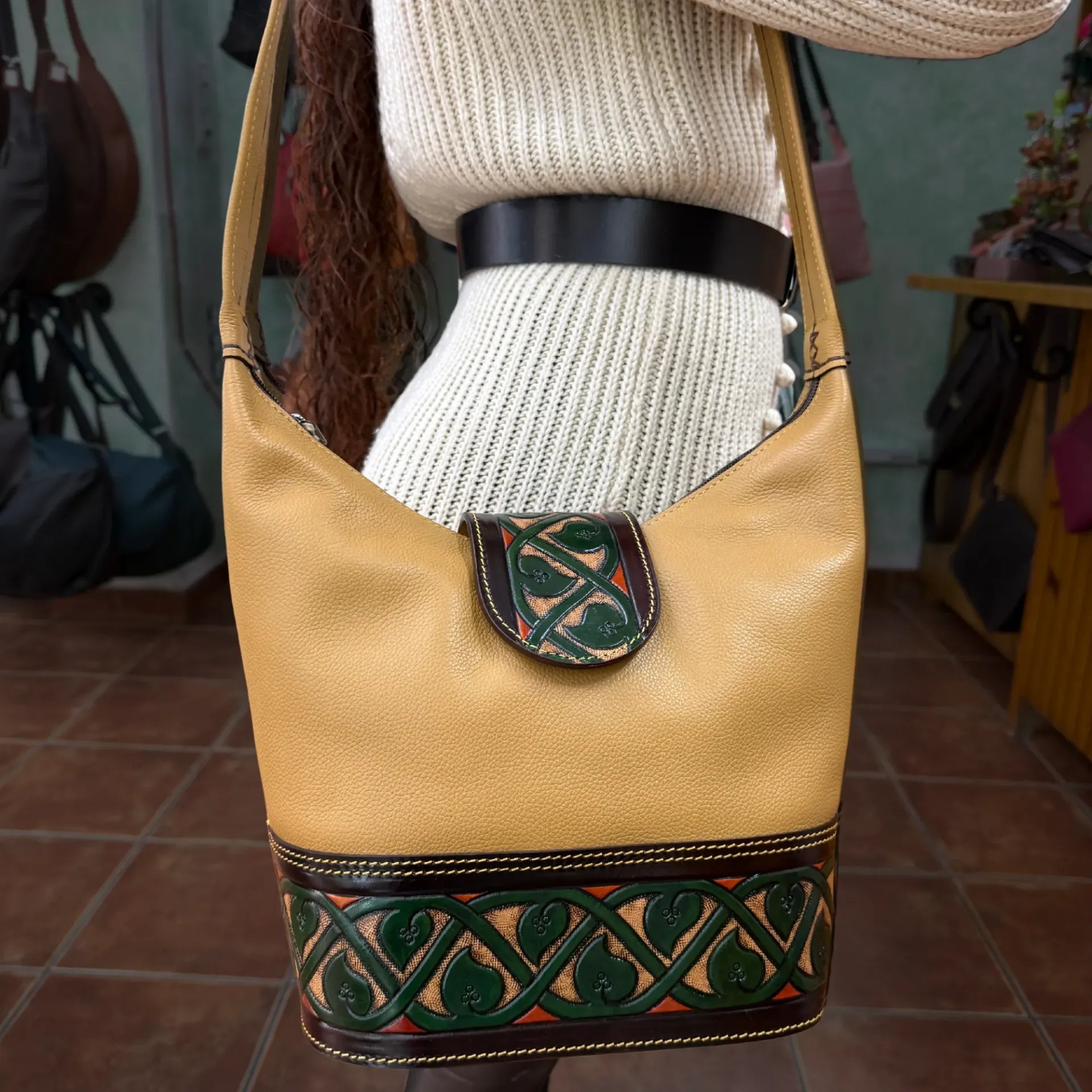Bolso Mujer de Cuero Elegante con Detalles en Relieve – Hecho en España