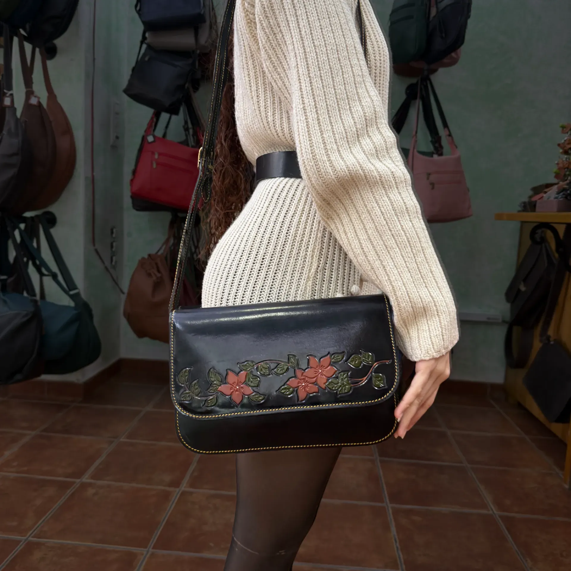 Bolso de Cuero Negro con Detalle Floral Repujado – Bandolera Mujer